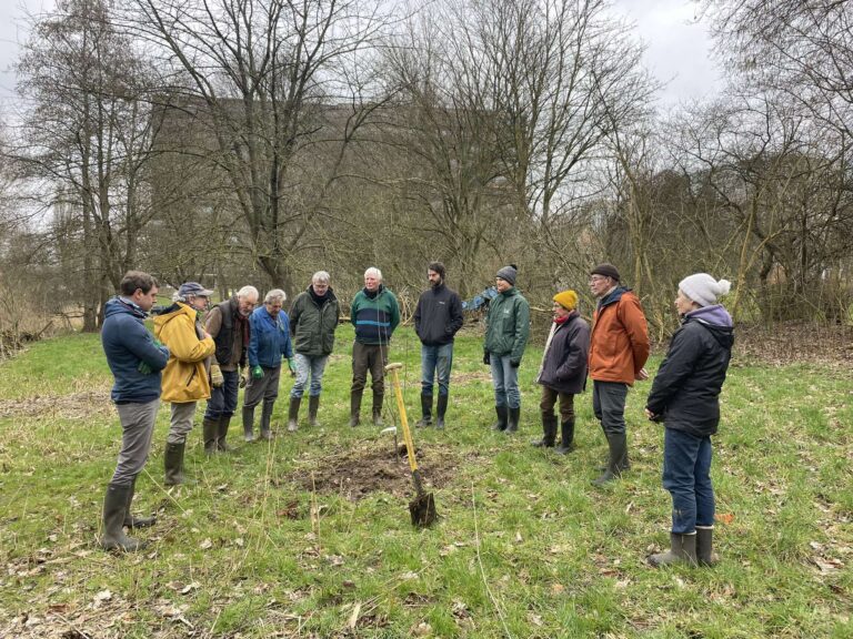 A la CEBE, nous avons pris l'habitude de planter -parfois avec un certain retard !- un "arbre du souvenir" lorsqu'un des nôtres vient à disparaître. Ce samedi, un Prunier "Reine-Claude" a rejoint le site de l'HTM et ce à la mémoire de Geneviève Vermoelen, disparue il y a maintenant un peu plus de deux ans. Geneviève, éminente connaisseuse et défenseuse du petit patrimoine de Woluwe-Saint-Lambert, était une des membres historiques de la CEBE. Longtemps, elle fut une des "vedettes" de nos stands d'information où son bagout et son sens du mot juste faisait merveille. C'était aussi LA photographe de l'association qui a multiplié les clichés de qualité de nos sites et de nos activités. Et puis Geneviève avait un oeil imparable pour saisir de son appareil photographique nos moments conviviaux ou humoristiques.
