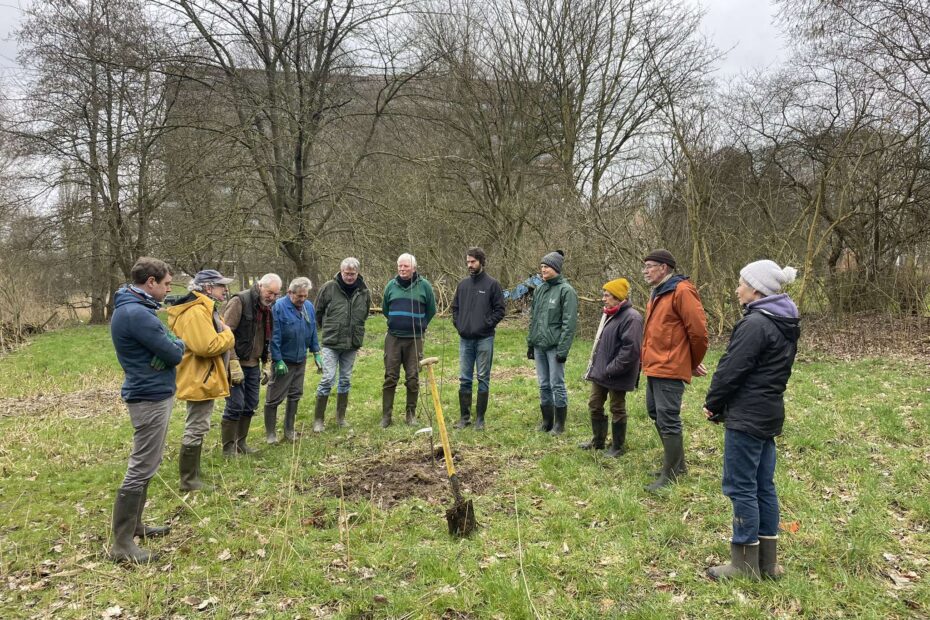 A la CEBE, nous avons pris l'habitude de planter -parfois avec un certain retard !- un "arbre du souvenir" lorsqu'un des nôtres vient à disparaître. Ce samedi, un Prunier "Reine-Claude" a rejoint le site de l'HTM et ce à la mémoire de Geneviève Vermoelen, disparue il y a maintenant un peu plus de deux ans. Geneviève, éminente connaisseuse et défenseuse du petit patrimoine de Woluwe-Saint-Lambert, était une des membres historiques de la CEBE. Longtemps, elle fut une des "vedettes" de nos stands d'information où son bagout et son sens du mot juste faisait merveille. C'était aussi LA photographe de l'association qui a multiplié les clichés de qualité de nos sites et de nos activités. Et puis Geneviève avait un oeil imparable pour saisir de son appareil photographique nos moments conviviaux ou humoristiques.