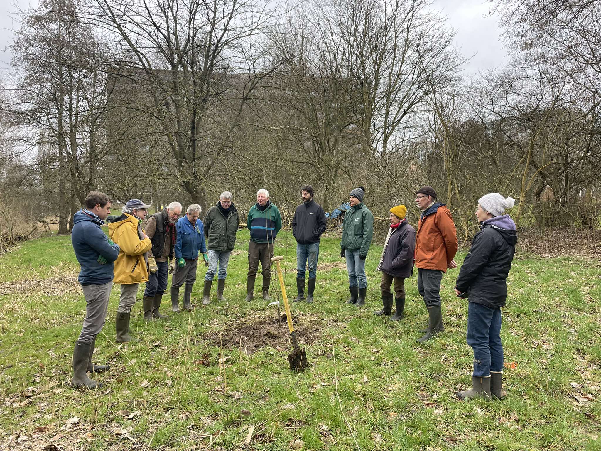 A la CEBE, nous avons pris l'habitude de planter -parfois avec un certain retard !- un "arbre du souvenir" lorsqu'un des nôtres vient à disparaître. Ce samedi, un Prunier "Reine-Claude" a rejoint le site de l'HTM et ce à la mémoire de Geneviève Vermoelen, disparue il y a maintenant un peu plus de deux ans. Geneviève, éminente connaisseuse et défenseuse du petit patrimoine de Woluwe-Saint-Lambert, était une des membres historiques de la CEBE. Longtemps, elle fut une des "vedettes" de nos stands d'information où son bagout et son sens du mot juste faisait merveille. C'était aussi LA photographe de l'association qui a multiplié les clichés de qualité de nos sites et de nos activités. Et puis Geneviève avait un oeil imparable pour saisir de son appareil photographique nos moments conviviaux ou humoristiques.