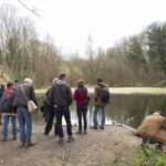 En cette journée mondiale de l’eau, la CEBE accueillait Bruxelles Environnement pour une visite du Moeraske. 2 visites étaient prévues, l’une le matin et l’autre l’après-midi. Elles étaient guidées par Michel accompagné de Michèle et Jean. J’ai participé à la visite matinale avec une dizaine de personnes de BE et vous trouverez un petit reportage en annexe.
